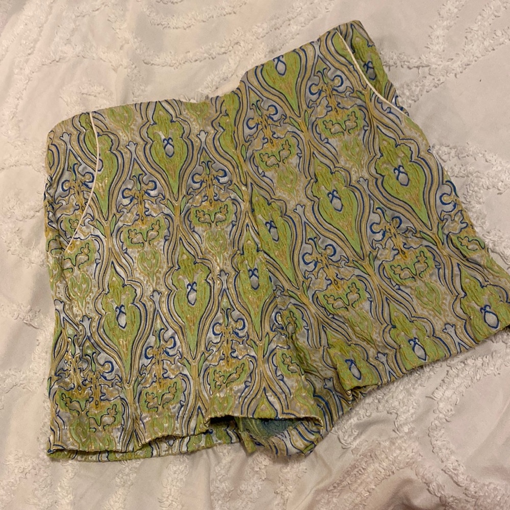 Stretchy patterned shorts